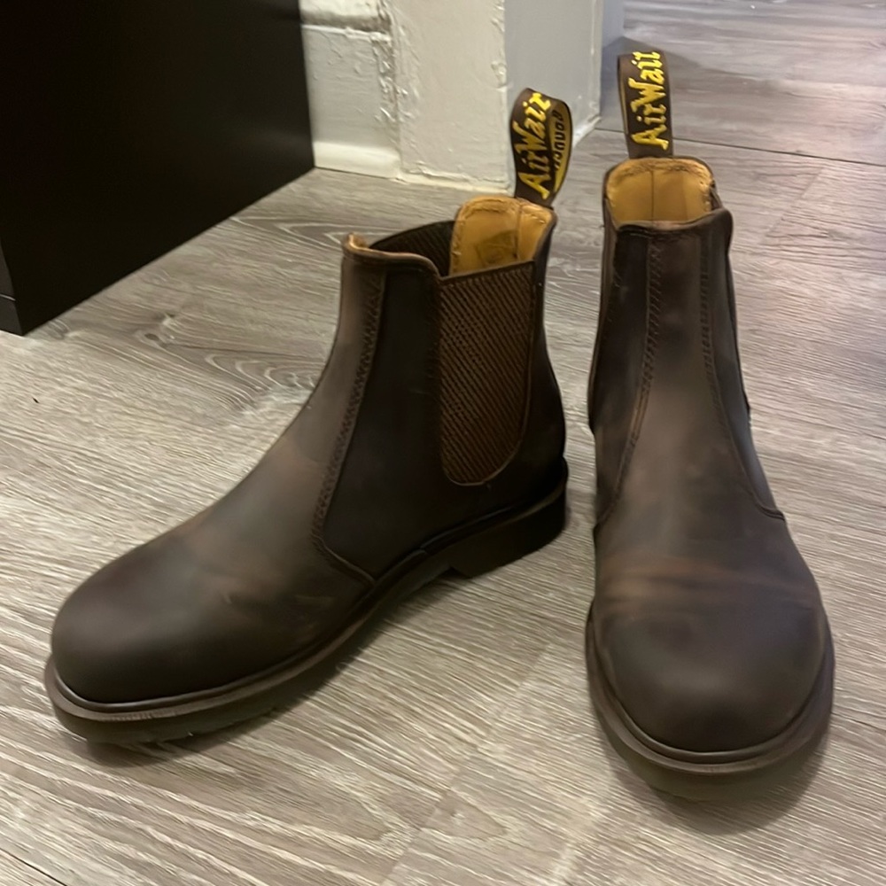 NWOT Dr. Martens unisex Chelsea Boot 8M or 9W